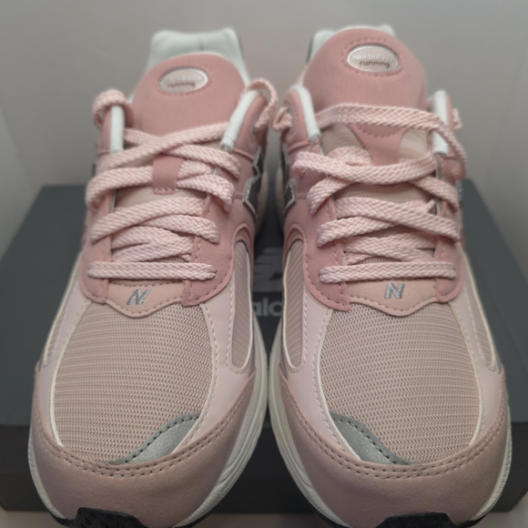 New Balance 2002R sneakers in the 'Pink Sand' or 'Quartz Pink' 7y/8.5w - Picture 3 of 8